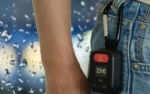 Embody alarmsender i carabinhage